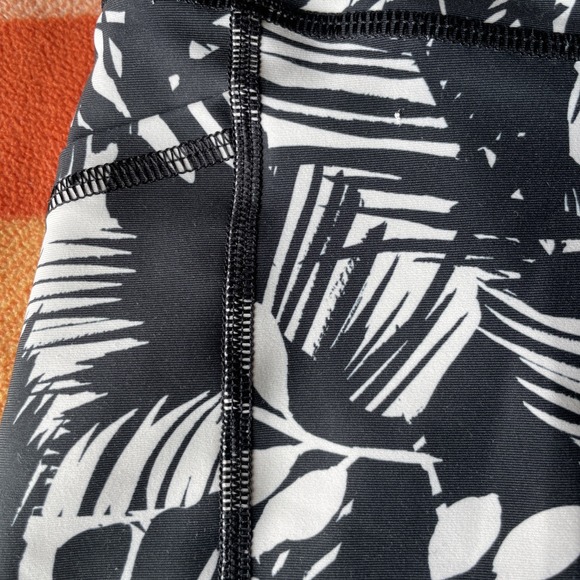 Old Navy Activewear Black And White Shorts - Picture 8 of 8